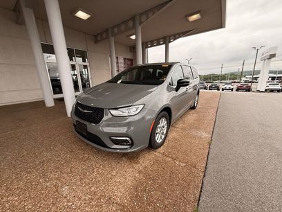 Used 2025 Chrysler Pacifica Select