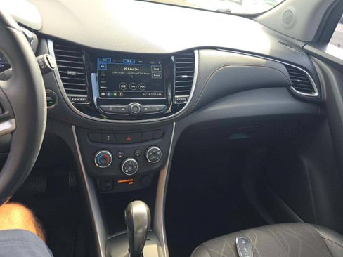 Used 2019 Chevrolet Trax LT w/ LT Convenience Package FWD image 3