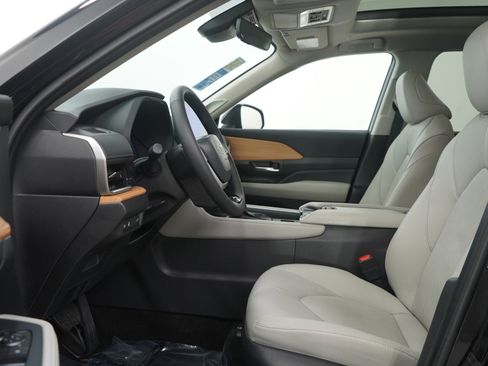 Used 2025 Toyota Grand Highlander AWD image 21