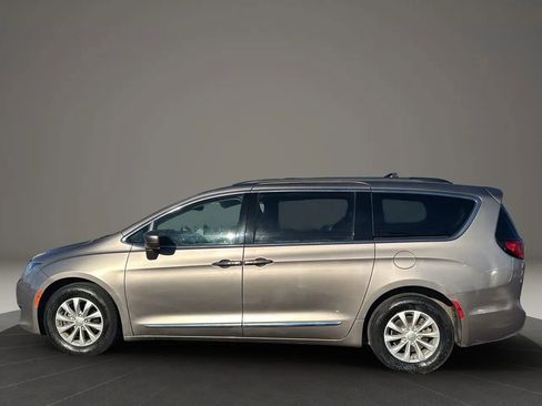 Used 2017 Chrysler Pacifica Touring-L image 12