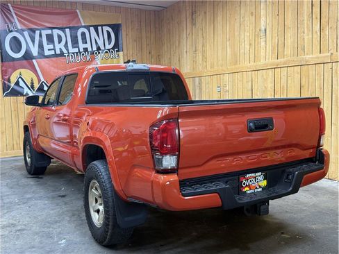 Used 2017 Toyota Tacoma TRD Sport AWD/4WD image 11