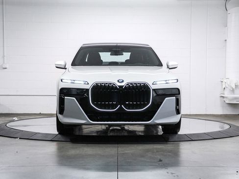 New 2026 BMW 750e xDrive w/ Executive Package image 2