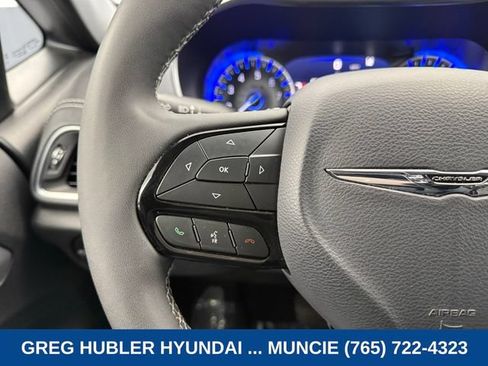 Used 2025 Chrysler Pacifica Limited FWD image 29