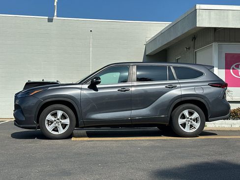 Used 2025 Toyota Highlander LE FWD image 2