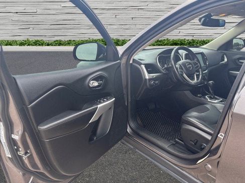 Used 2018 Jeep Cherokee Latitude Plus w/ Cold Weather Group image 16