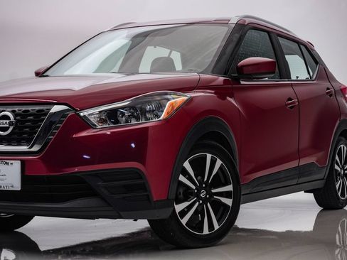 Used 2019 Nissan Kicks SV FWD image 2