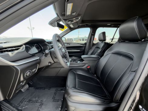 Used 2024 Jeep Grand Cherokee Limited w/ Luxury Tech Group II image 11