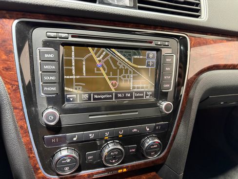 Used 2013 Volkswagen Passat TDI SEL Premium image 32