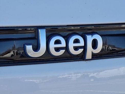 Used 2022 Jeep Grand Cherokee Summit AWD/4WD image 30