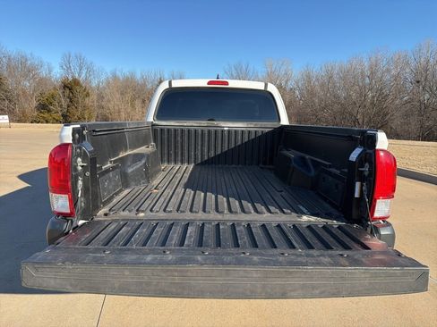 Used 2016 Toyota Tacoma SR5 image 5