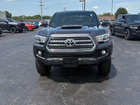 Used 2017 Toyota Tacoma SR5 image 2