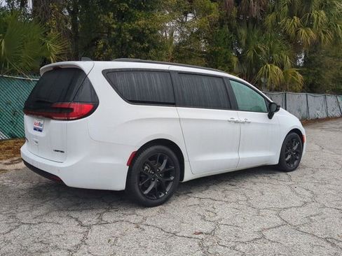 Used 2025 Chrysler Pacifica Limited image 4