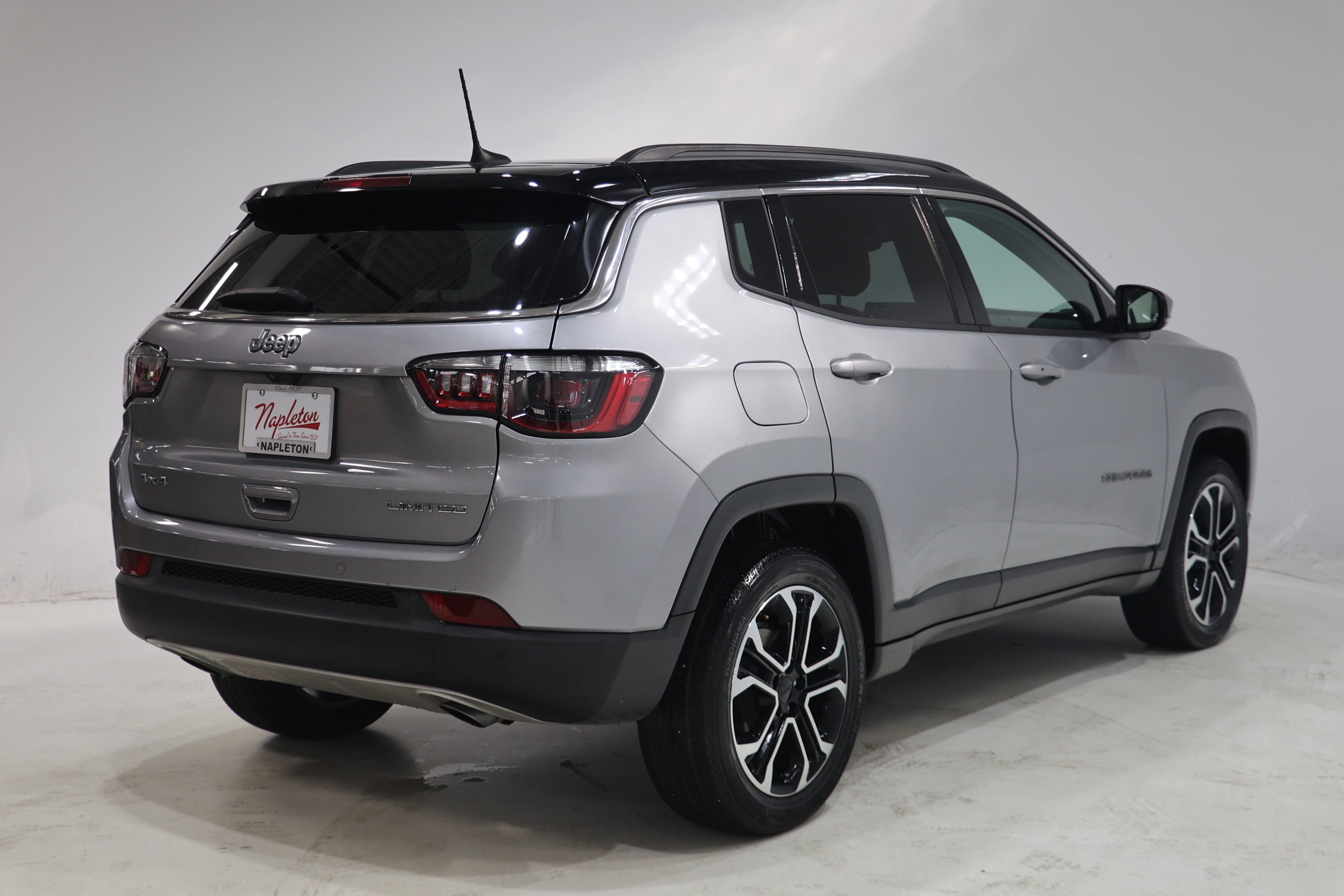 Used 2023 Jeep Compass Limited w/ Sun and Sound Group AWD/4WD image 8