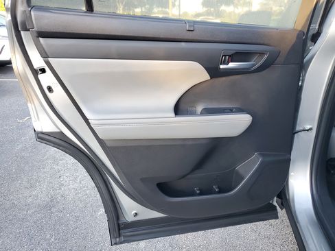 Used 2023 Toyota Highlander XLE image 10