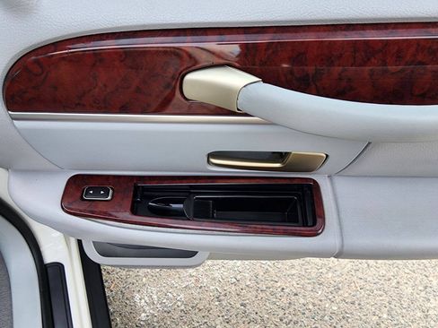 Used 2004 Lincoln Town Car Signature RWD image 32