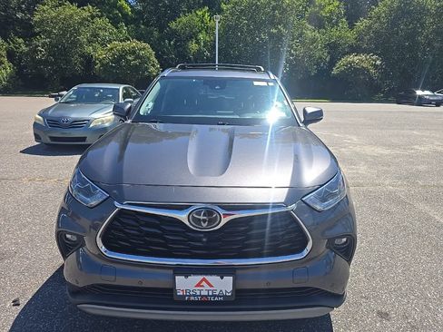 Used 2020 Toyota Highlander Platinum AWD/4WD image 2