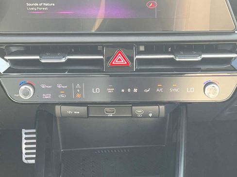 New 2025 Kia Niro EX Touring image 13