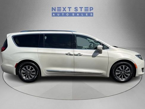 Used 2019 Chrysler Pacifica Touring-L Plus w/ Advanced Safetytec Group FWD image 9