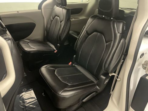 Used 2024 Chrysler Pacifica Touring-L FWD image 17