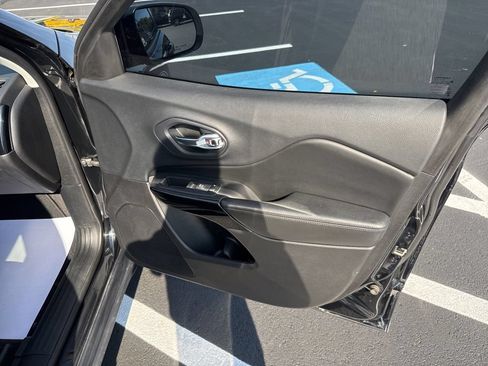 Used 2019 Jeep Cherokee Latitude Plus AWD/4WD image 12