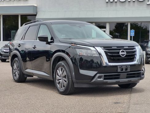 Certified 2025 Nissan Pathfinder SV FWD image 3