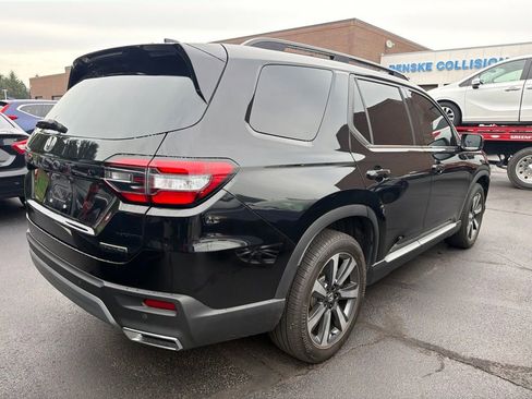 Used 2024 Honda Pilot Touring image 3