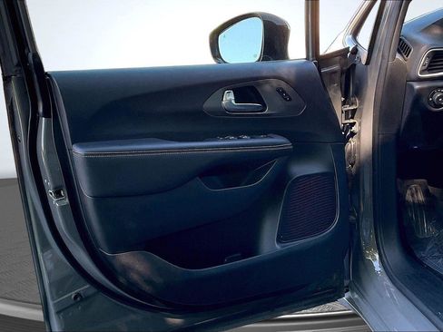 Used 2025 Chrysler Pacifica Select FWD image 21