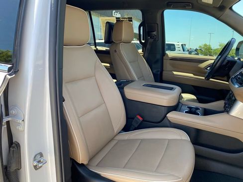 Used 2024 Chevrolet Suburban Premier w/ Advanced Technology Package AWD/4WD image 30