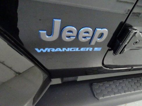 Used 2024 Jeep Wrangler Unlimited w/ Convenience Group AWD/4WD image 23