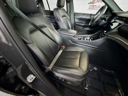 Used 2024 Jeep Grand Cherokee Limited image 34