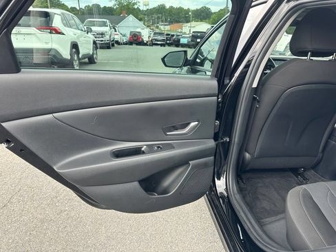 Used 2025 Hyundai Elantra SE FWD image 20