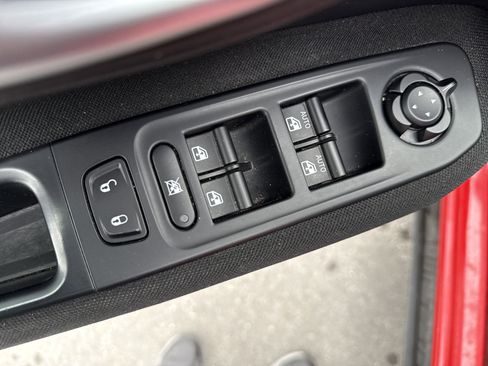 Used 2019 Jeep Renegade Latitude w/ Cold Weather Group AWD/4WD image 16