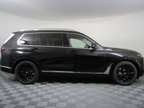 Used 2025 BMW X7 xDrive40i w/ Premium Package image 2