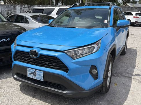 Used 2021 Toyota RAV4 XLE w/ Convenience Package FWD image 3