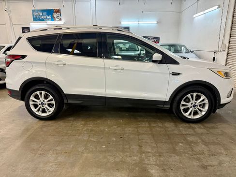 Used 2017 Ford Escape SE image 4