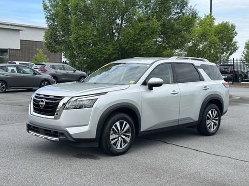 Certified 2025 Nissan Pathfinder SL FWD image 3