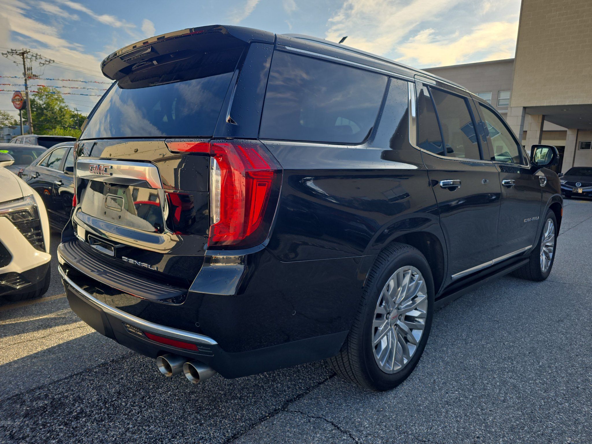 Used 2023 GMC Yukon Denali w/ Denali Reserve Package AWD/4WD image 4