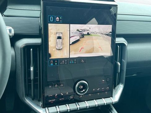 New 2026 GMC Acadia AT4 w/ Luxury Package AWD/4WD image 9