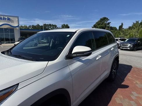 Used 2018 Toyota Highlander LE FWD image 5