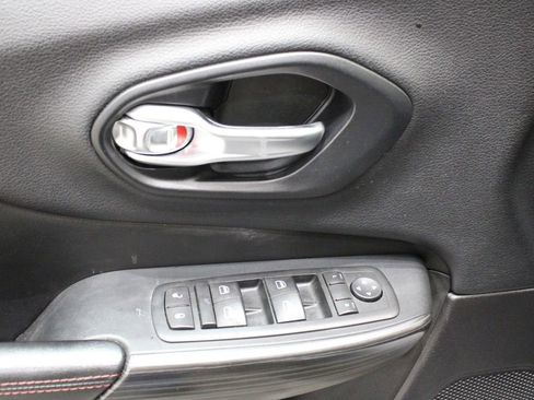 Used 2016 Jeep Cherokee Trailhawk image 16