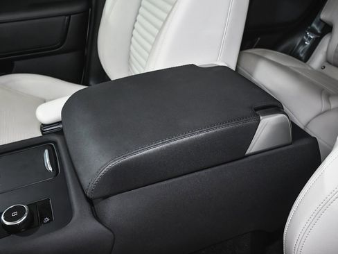 Used 2025 Land Rover Discovery S image 46