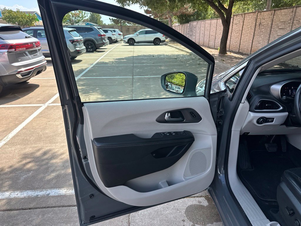 Used 2022 Chrysler Pacifica Touring-L w/ Uconnect Theater Family Group FWD image 18