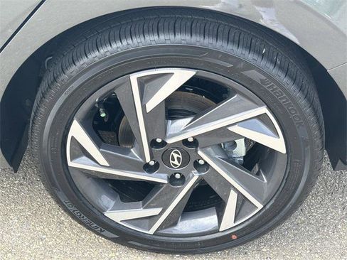 New 2025 Hyundai Elantra Limited image 19