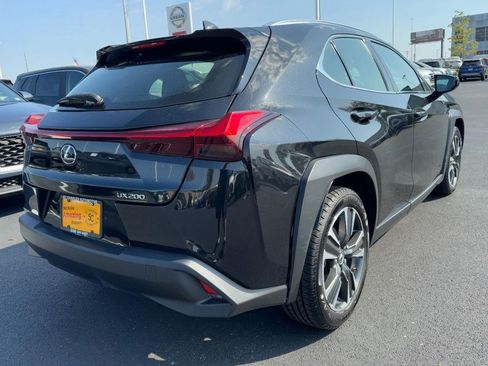 Used 2019 Lexus UX 200 image 3