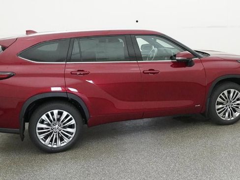 New 2026 Toyota Highlander Platinum image 10