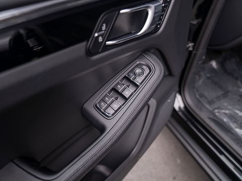 Certified 2026 Porsche Macan AWD/4WD image 18