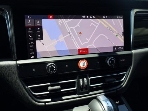 Certified 2025 Porsche Macan AWD/4WD image 18