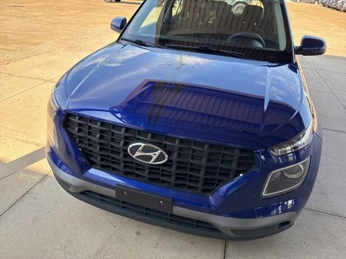 Used 2021 Hyundai Venue SE image 3