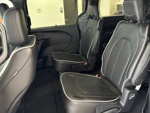 New 2027 Chrysler Pacifica Limited AWD/4WD image 18