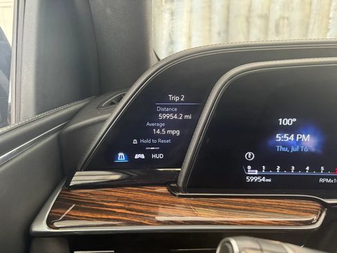 Used 2021 Cadillac Escalade Premium Luxury AWD/4WD image 18